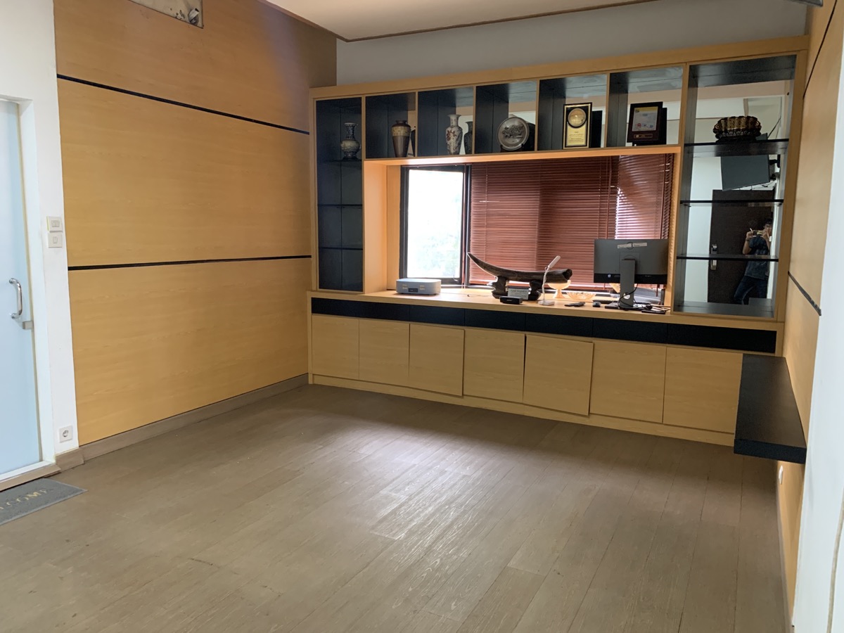 Kondisi Detail & Furnitur Built-in sebelum direnovasi — proyek Park Regis by Prince Hotel