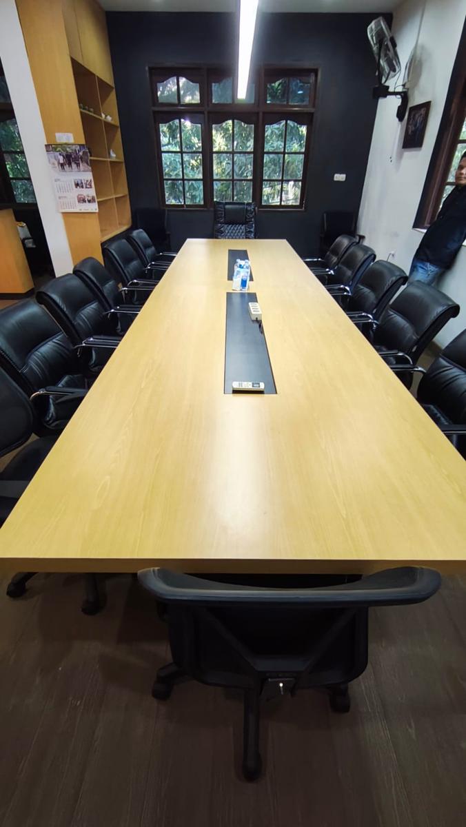 Kondisi Detail & Furnitur Built-in sebelum direnovasi — proyek Park Regis by Prince Hotel