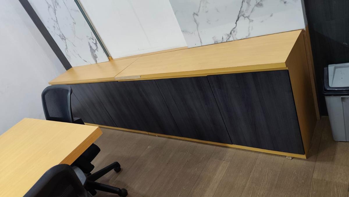 Kondisi Detail & Furnitur Built-in sebelum direnovasi — proyek Park Regis by Prince Hotel