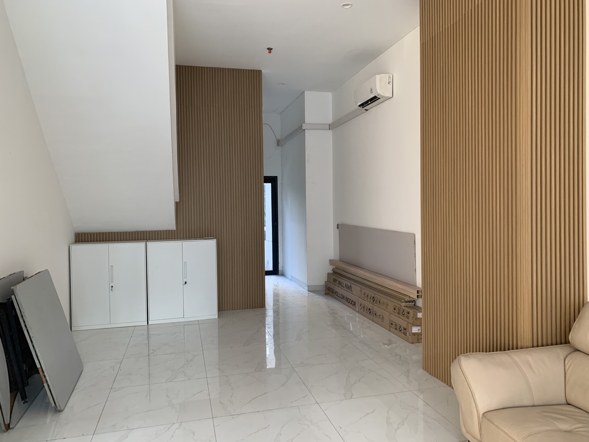 Kondisi Ruang Meeting 2 sebelum direnovasi — proyek Park Regis by Prince Hotel